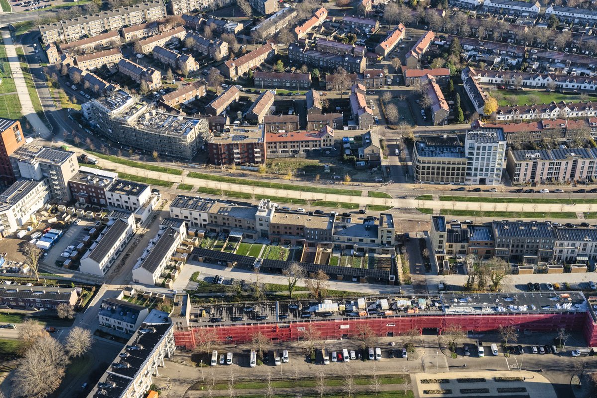 WADGL's tweet photo. Bekijk de #GroeneLoper van boven! 
Deze luchtfoto's zijn deze week gemaakt en geven ons een mooi beeld van hoe de Groene Loper en omgeving er op dit moment van boven uitzien. 
Zie jij jouw (toekomstige) huis al staan🏡?!

@BallastNedamDev @AronNijs https://t.co/211wrjsWnU