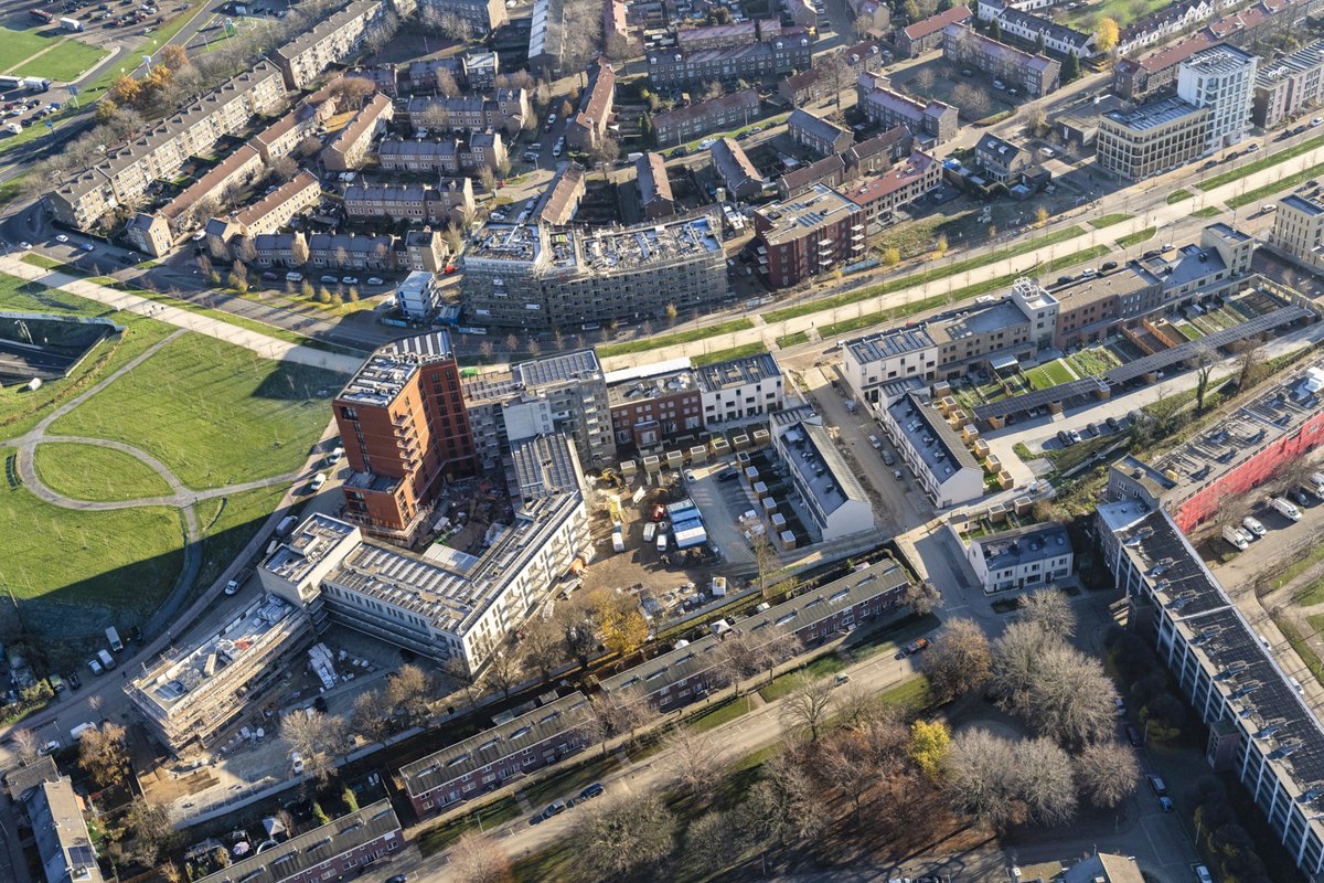 Bekijk de #GroeneLoper van boven! 
Deze luchtfoto's zijn deze week gemaakt en geven ons een mooi beeld van hoe de Groene Loper en omgeving er op dit moment van boven uitzien. 
Zie jij jouw (toekomstige) huis al staan🏡?!

<a href="/BallastNedamDev/">Ballast Nedam Development</a> <a href="/AronNijs/">Aron Nijs Fotografie</a>