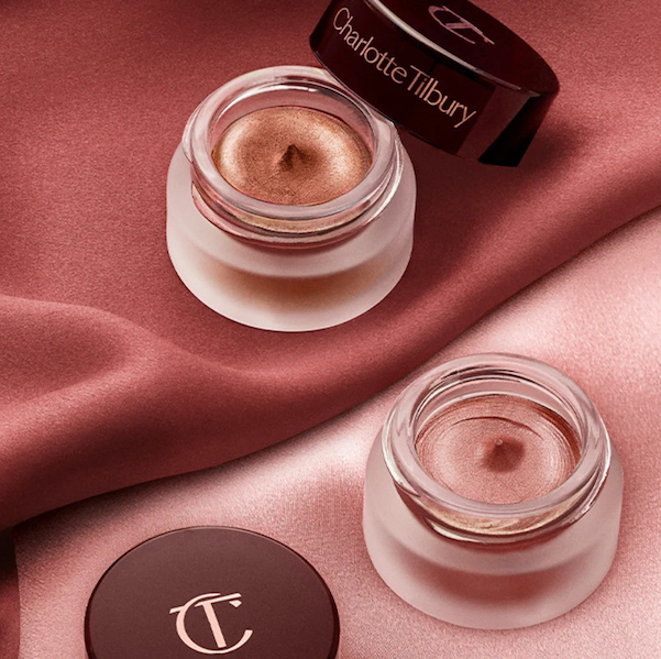 TheBespokeBook's tweet photo. Glamour is not just for Christmas but our wellness guru @Lorna_Jayne_ tries out some beauty products that could make for a great gift this Christmas. Featuring @CTilburyMakeup @UrbanDecay @ted_baker @ThePerfumeShop @sculptedbyaimee @deckofscarlet

https://t.co/tfK31rTPwl 
#beauty https://t.co/oIClH7As0W