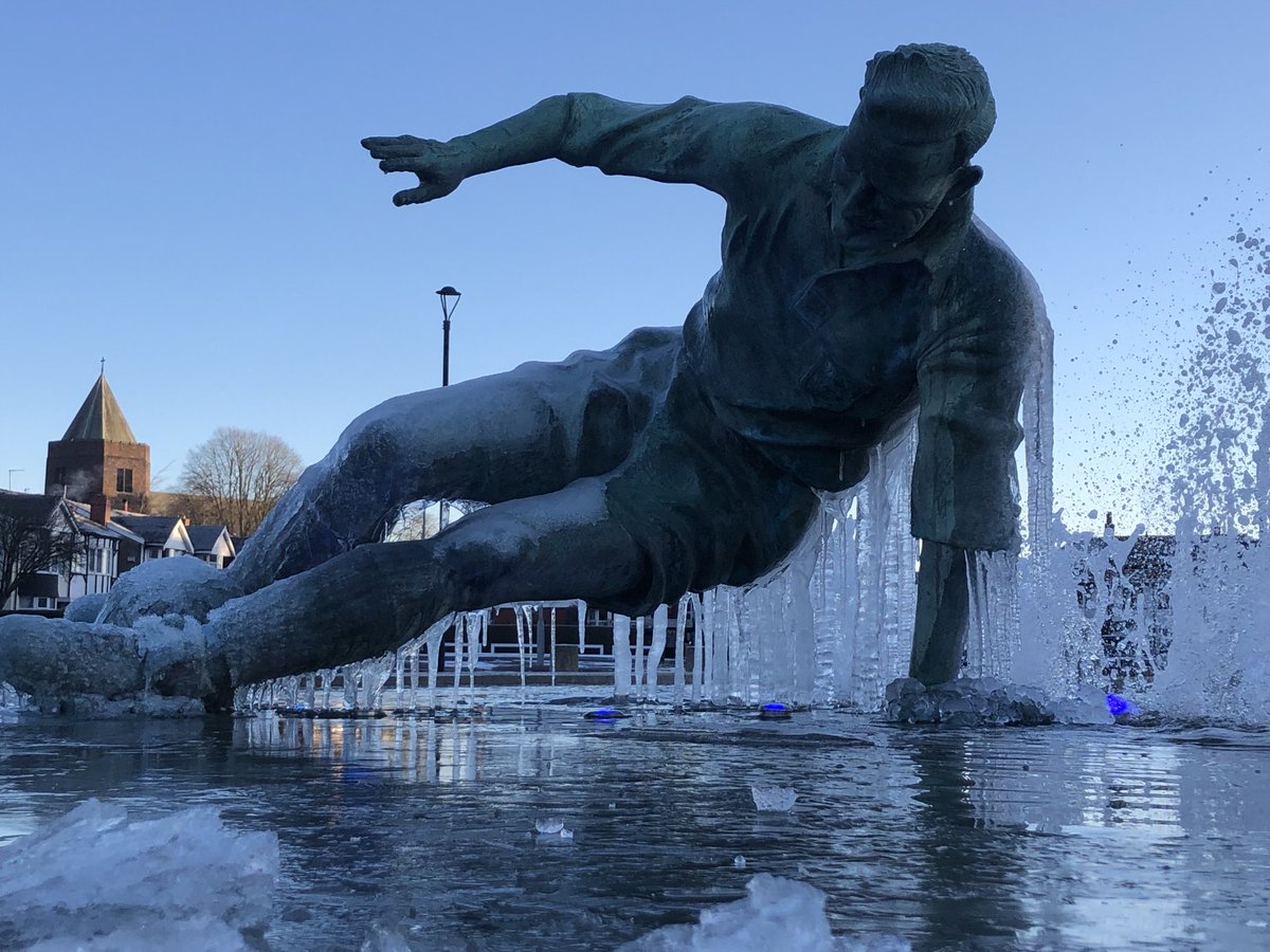 Sir Tom is looking a bit frozen stiff this morning 🥶🥶 ⁦<a href="/PNELive/">Preston North End Live</a>⁩ ⁦<a href="/PNEhomeandaway/">PNE home and away</a>⁩ ⁦<a href="/PNEFansForum/">PNE Fans Forum</a>⁩ ⁦<a href="/pneblog/">pnefc-online.co.uk</a>⁩ ⁦<a href="/tnbfanzine/">The Nose Bag fanzine (PNEFC)</a>⁩