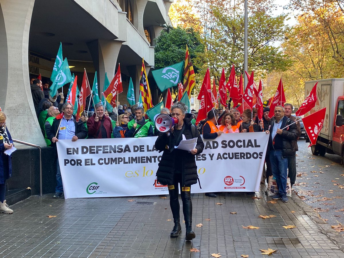 ugt_sp_cat's tweet photo. 🔴 La #UGT Serveis Públics en defensa de la Seguretat Social ✊exigim el compliment de les lleis els acords ‼️#PerTotes #PerTots #Essencials @ageugtcatalunya @ugtcatalunya @_efermar @jlfernandez2013 @PilarGonugt @Masa72172 @RubenValdesGar1 https://t.co/QCW60Gbw2E