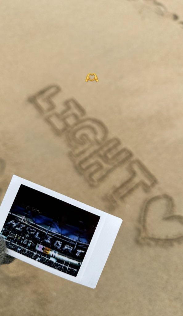 luvyouhl's tweet photo. 어떻게 이런 생각을 할 수가 있냐고..
팬들이 포카 들고 다니는 건 봤어도 팬들 폴라 들고다니는 아이돌은 양요섭이 처음이라꼬..ㅜㅜ 아 눈물나 https://t.co/NpJ9P1NsT2