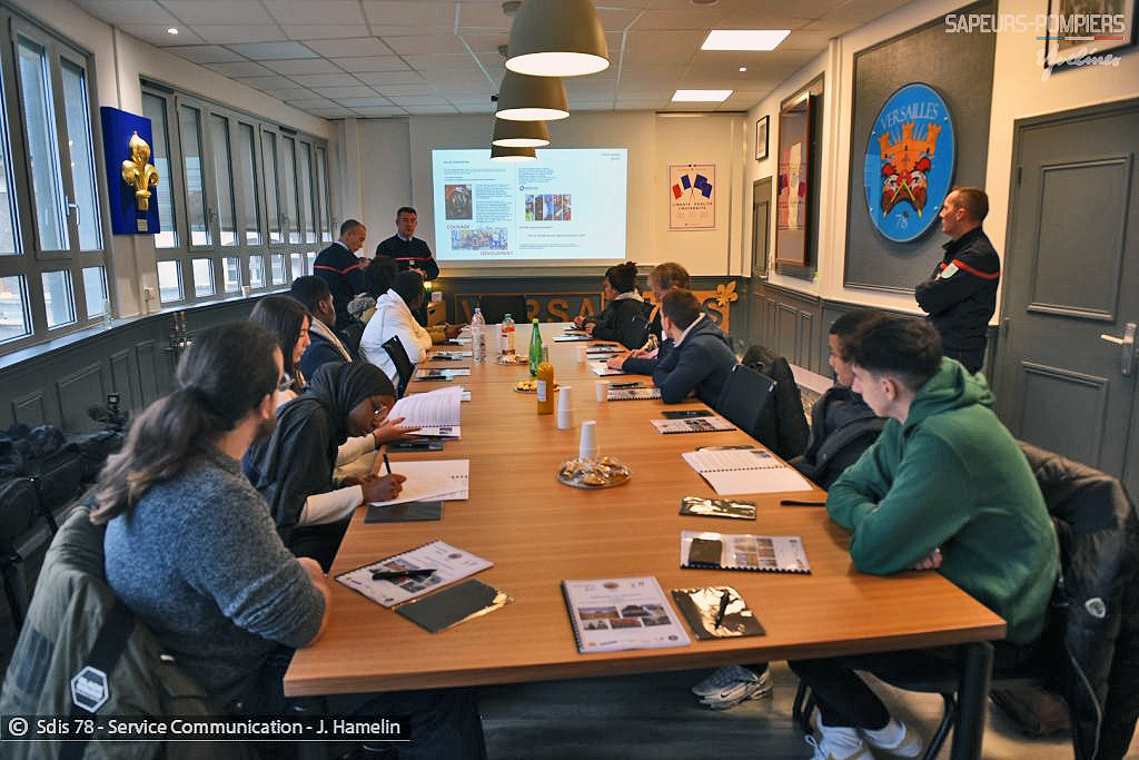 pompiers78's tweet photo. [#PARTAGE] Le colonel @StephaneMillot des @pompiers78🚒accueille le Préfet JASPERS, Secrétaire général d'#AMICHEMI et 12 jeunes de la mission locale et du pôle emploi de @Versailles pour le séminaire organisé par le fonds de dotation des hauts cadres du Ministère de l'Intérieur👍 https://t.co/2Y733tzVjA