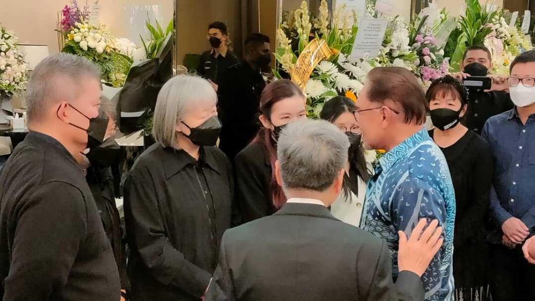 beritartm's tweet photo. 15 Dis - PM @anwaribrahim beri penghormatan terakhir kepada Pengasas Public Bank Bhd, mendiang Tan Sri Teh Hong Piow
https://t.co/d5qf46d4nW
Wartawan: Muhamad Asyraf Ishak

'Yang sahih di Berita RTM'
#RTM #BeritaRTM https://t.co/mKPja0uvhc