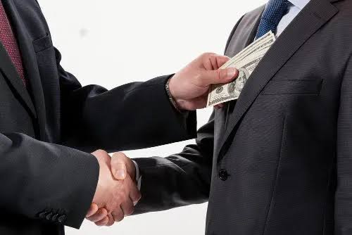 Enquanto o mau caratismo dominar o Congresso,a FEDERAÇÃO DOS PARTIDOS DA CORRUPÇÃO BRASILEIRA será a maior bancada no Parlamento,o Brasil permanecerá atrasado e seu povo infeliz e explorado.A mudança na LEI DAS ESTATAIS prova q o 4⁰ Poder da República continua sendo a CORRUPÇÃO!