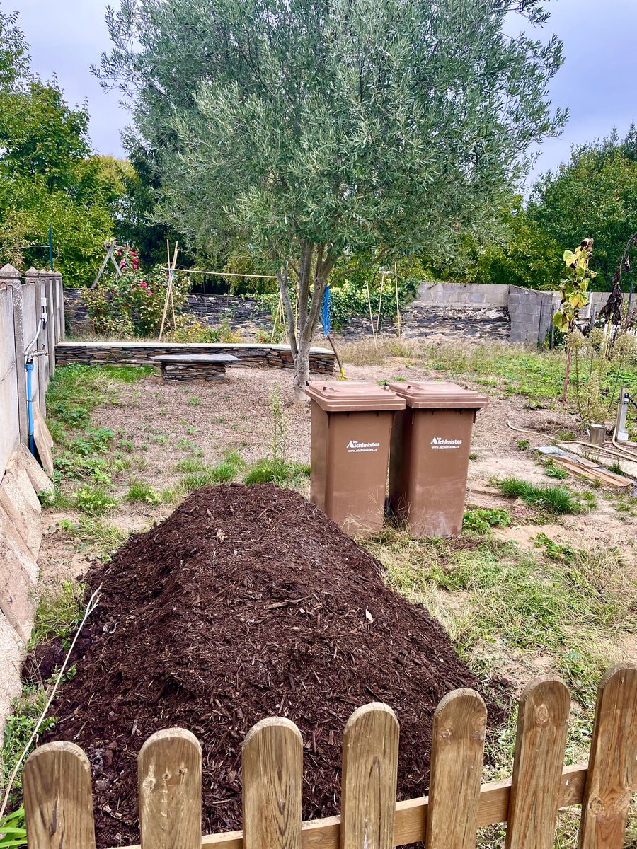 Si on vous dit, château, Loire et tenture médiévale ?! 🏰🏇🏼 Oui, Les Alchimistes sont désormais présents à <a href="/Angers/">Ville d'Angers</a> !! Très fiers de voir la famille #Alchimistes grandir 

#compost #biodiversité 

 alchimistes.co/compostage-obl…