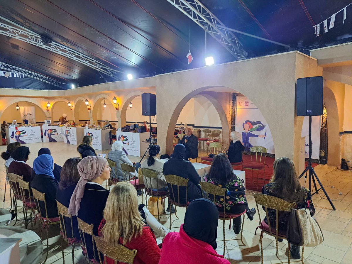 من حواريات معرض أصالة السنوي "يدنا لك ويدك حياة" والذي نفذ تحت شعار "من كل الوطن، نساؤنا يصنعن ويحاورن".
ناقشت الحواريات قضايا التسجيل في وزارة المالية، والتصدير ووصول النساء إلى مصادر التمويل في فلسطين، وانخراط النساء في التخصصات المهنية، وبشكل خاص وفي قطاع تكنولوجيا المعلومات.
