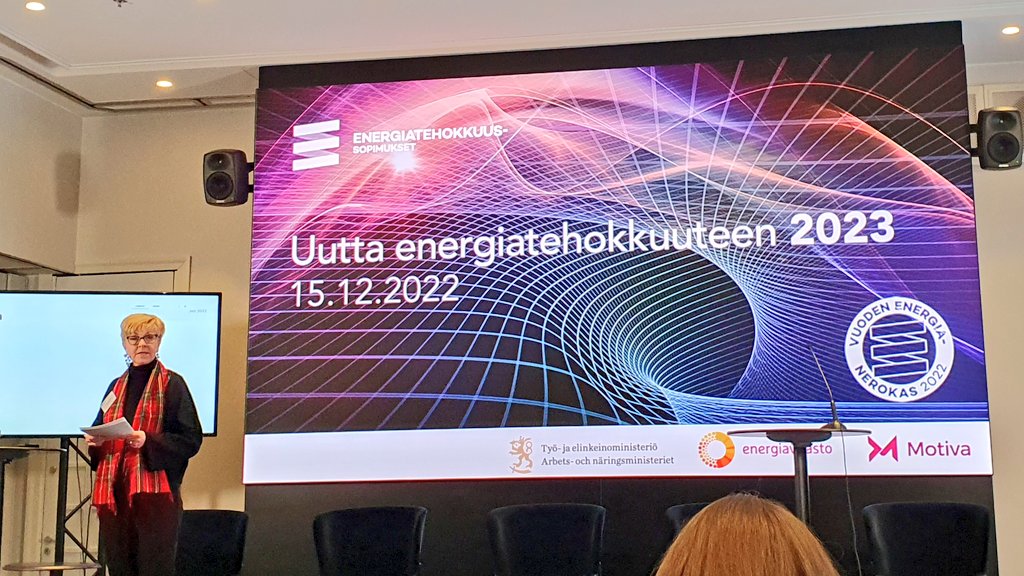 Energiatehokkuuden asiantuntijat koolla <a href="/MotivaOy/">Motiva</a>'n Uutta energiatehokkuuteen 2023 -tilaisuudessa, Erja Saarivirta avaa seminaarin.

Yleinen fiilis tuntuu olevan, että viimein asia toden teolla kiinnostaa. 

#astettaalemmas