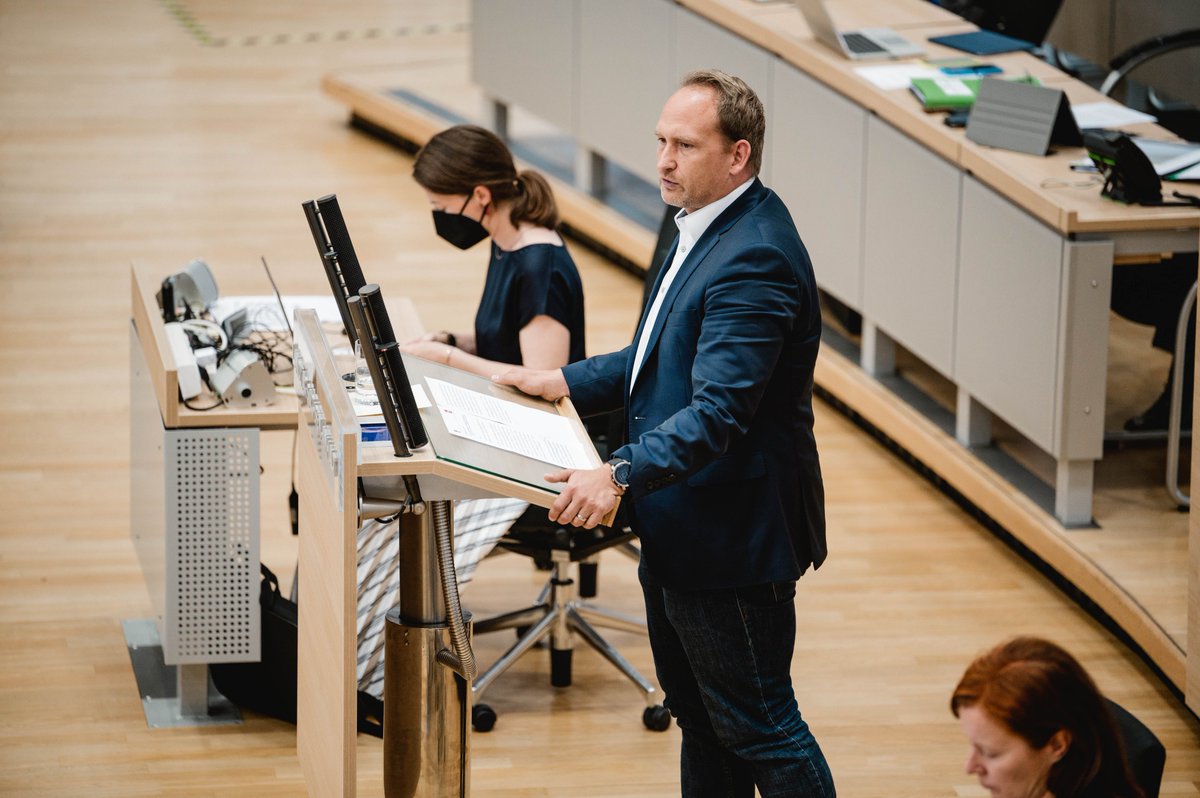 spd_lt_lsa's tweet photo. #Landesregierung legt Gesetzentwurf zum Mobilfunkausbau vor | Debatte im @Landtag_LSA:

"Wir erleichtern das Aufstellen von #Mobilfunkmasten, damit können sich die #Funkloecher schneller schliessen." @falkogrube https://t.co/10KpNXEiiP