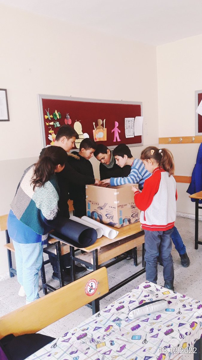 sehit_toy's tweet photo. #hedef projesi kapsamında, 7. Sınıf Din kültürü ve ahlak bilgisi dersinde Hac ve umre konusunu daha iyi kavramak  için materyal geliştirme etkinliği yapıldı. Öğrencilere zemzem ve hurma ikram edildi. 
@mesutkas52 @sivasmem @sivasvaliligi @valisimsek @AslanErguven https://t.co/rL2b8a7HCR