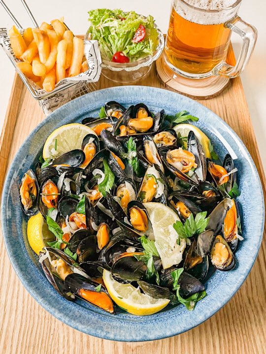 Newyear0cake's tweet photo. #cooking 🇫🇷Mussels in white wine #French #Foodie #Food #francemaroc @TheFoodie8 @monzetsunomon  @jwalkermobile @Chynableu @twobigboysblog @IdahNielsen @foodeymmm https://t.co/xhTgxaPK8L