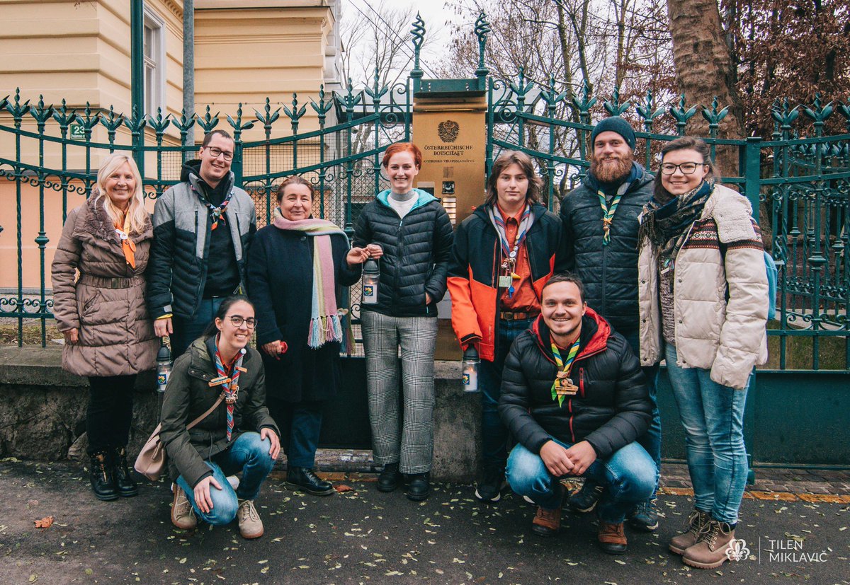 Ne veleposlaništvu Republike Avstrije 🇦🇹 so z veseljem sprejeli Luč miru iz Betlehema - isti plamen 🔥, ki je pred nekaj dnevi s skavti prišel z Dunaja, vendar se je vmes delil in razdelil med neštete prejemnike ter s sabo nosil poslanico miru 🌟.
#ZSKSS #LMB #vstaniinsveti
