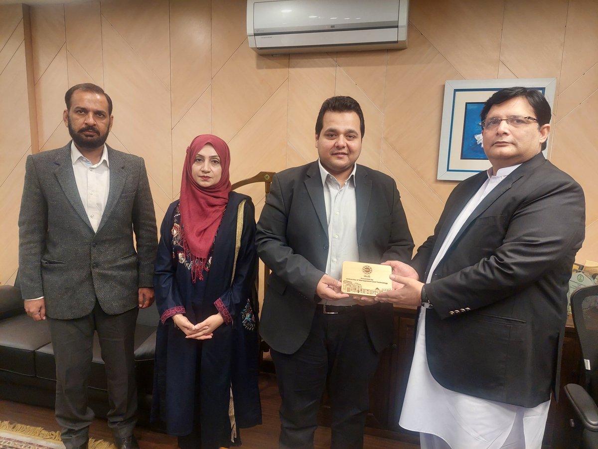 UMT_Alumni's tweet photo. Alumni Outreach Program
(Connect, Unite and Inspire generations to come)
Team Office of Alumni Relations has visited UMT alumnus Mr Raja Hassanien Javed, General Manager SMEDA โ Small and Medium Enterprises Development Authority on Thursday, Dec 15 2022.
#myUMT #ILMIANS https://t.co/0M5IPkdEuX