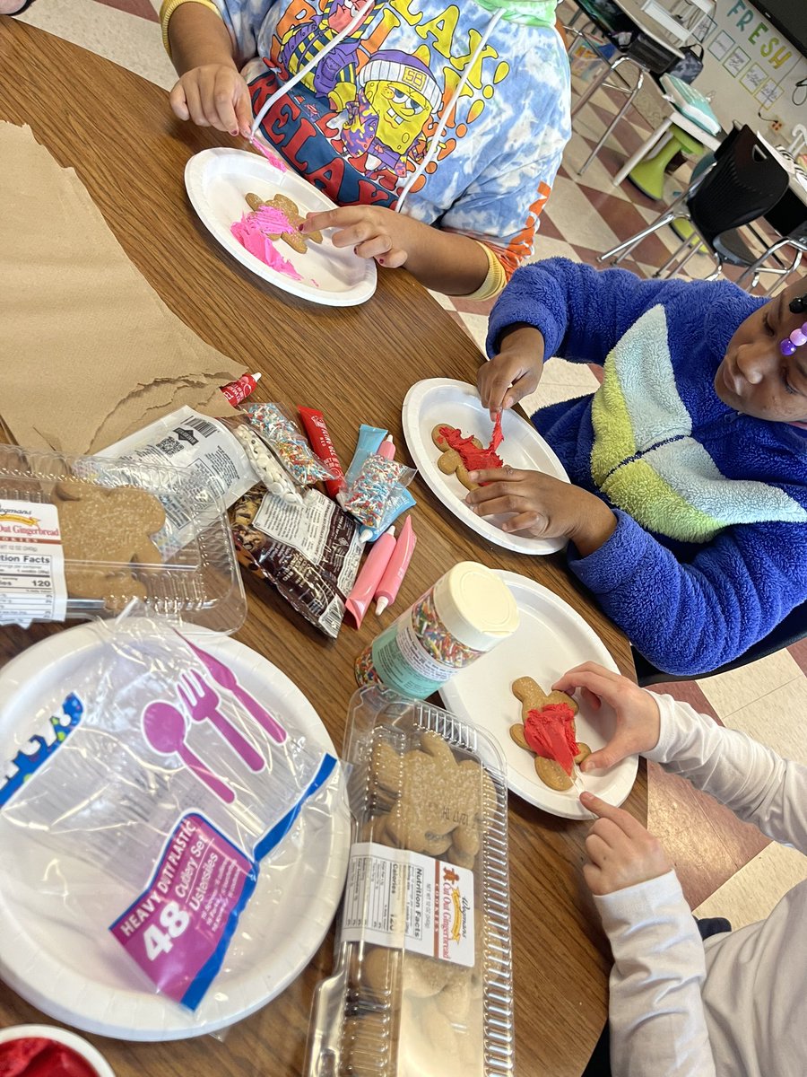 JessicaLea81's tweet photo. Gingerbread Fun! https://t.co/HpzcQ8GpJy