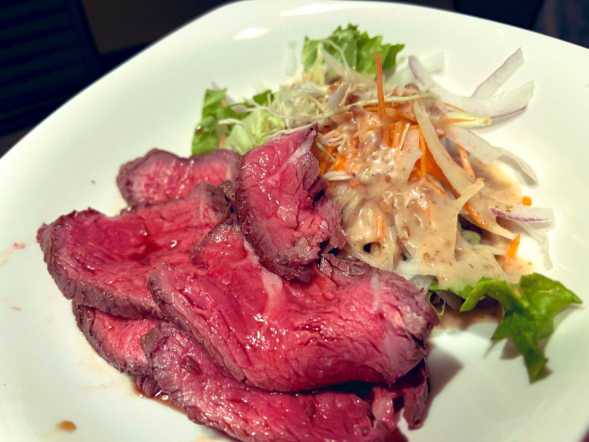 akagi_leo's tweet photo. #leoskitchen
今回の手作り料理はいつも通り
「ローストビーフ」
得意料理になった
やっぱり生っぽいお肉は美味しいね
お店で食べるより数倍美味しい😋 https://t.co/nRhFV9B1T4