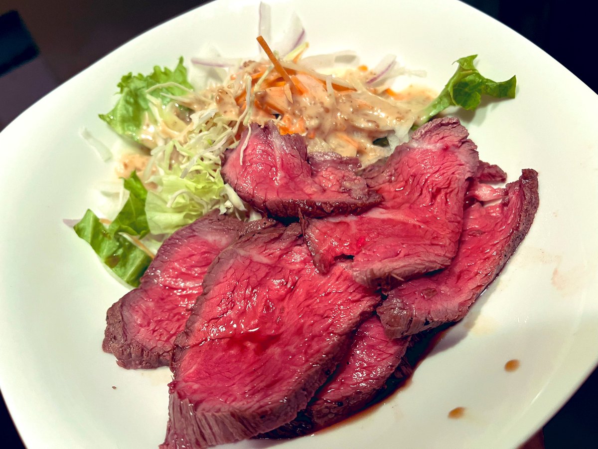 akagi_leo's tweet photo. #leoskitchen
今回の手作り料理はいつも通り
「ローストビーフ」
得意料理になった
やっぱり生っぽいお肉は美味しいね
お店で食べるより数倍美味しい😋 https://t.co/nRhFV9B1T4