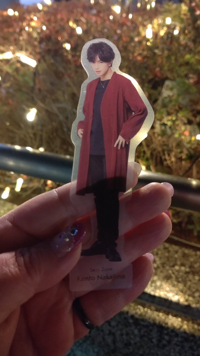 siho_ri's tweet photo. ギバーテイカーの看板の前で健人くん確保しました。
預ける先が無いので一旦私が預かっておきますね。
今ならまだ近くににいるのだけどー
持ち主さんにお返ししたいな～

風磨くんの前で健人くんを拾う･･･何か良い事ある予感🤣

#SexyZone
#中島健人氏拾いました https://t.co/s416BEo2So