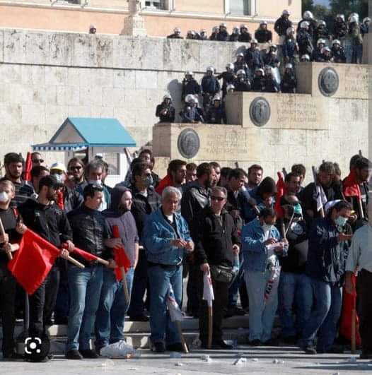 stergiosale's tweet image. Όσοι είναι στα σκαλιά θα πάρουν το 600αρι, οι υπόλοιποι θα λάβουν ευχαριστήρια κάρτα από το Περισσό.