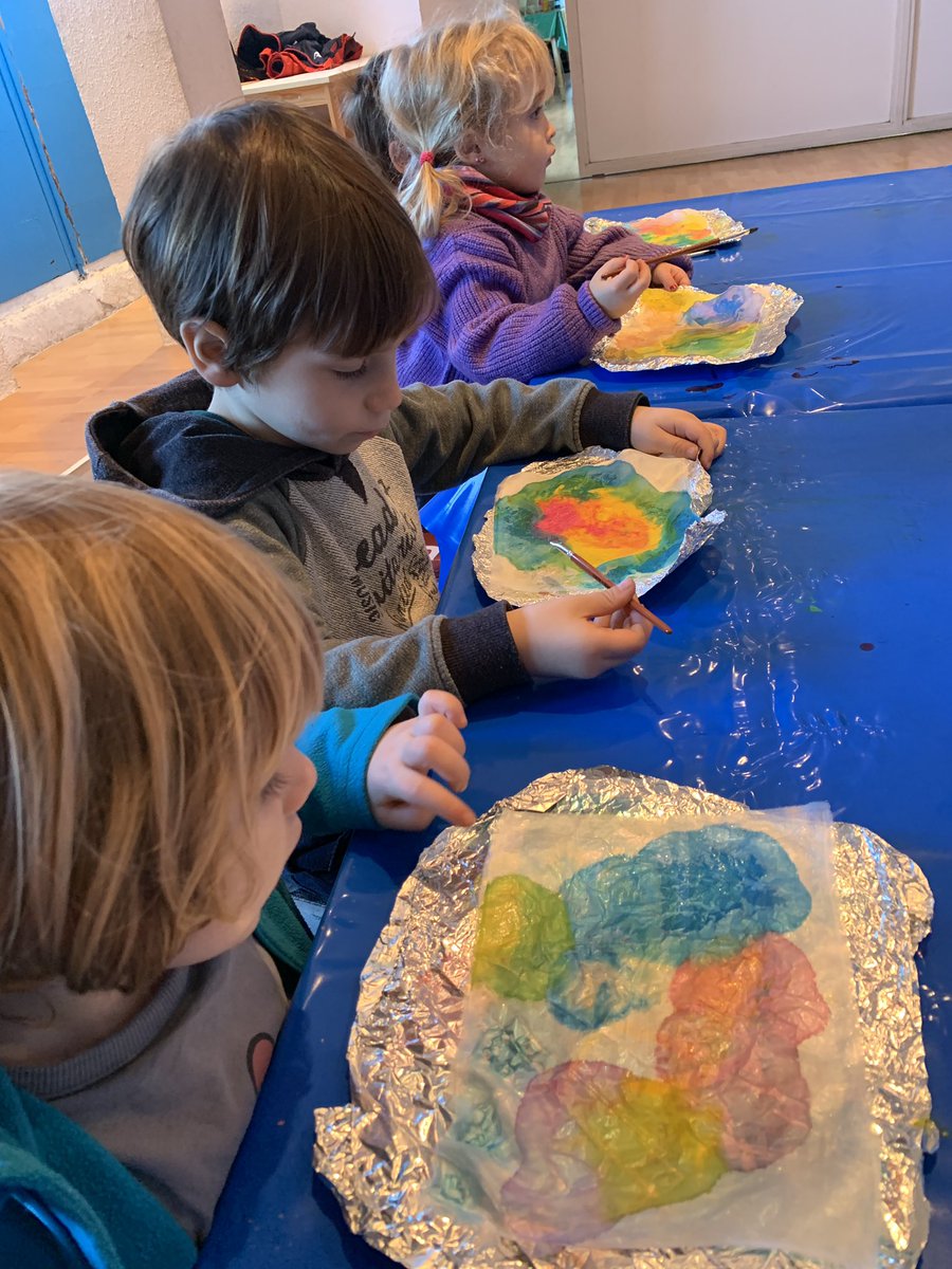 Mireia131's tweet photo. 🎨Donem color a la seda🎨 #artesanes #artesans #seda #tintures #art #descobrimcolors #escolasadako #ei4 #curs2223 https://t.co/XJzbh8IPw5