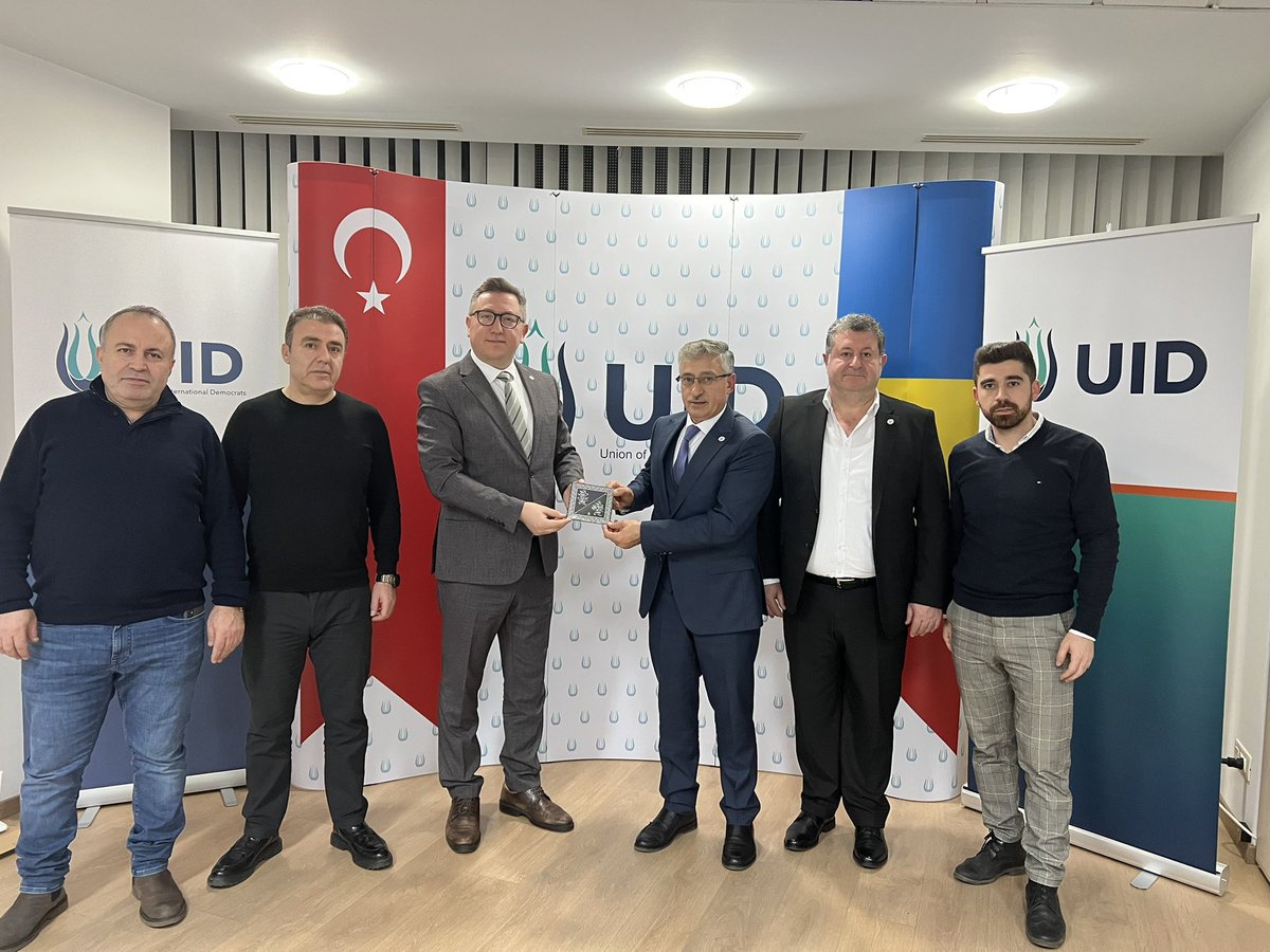 UidRomania's tweet photo. Yünus Emre Enstitüsü Müdürü Sayın Mustafa YILDIZ Bey UID merkezine hayırlı osun ziyareti etme nezaketinde bulundu.UID Başkanı Sayın Naci KANBAY ve yönetim kurulu üyeleriyle ortak proje yapmak için istişarede bulunduk.Sayın Mustafa Beye nazik ziyaretlerinden dolayı teşekkür ederiz https://t.co/dAhEDTFOuy
