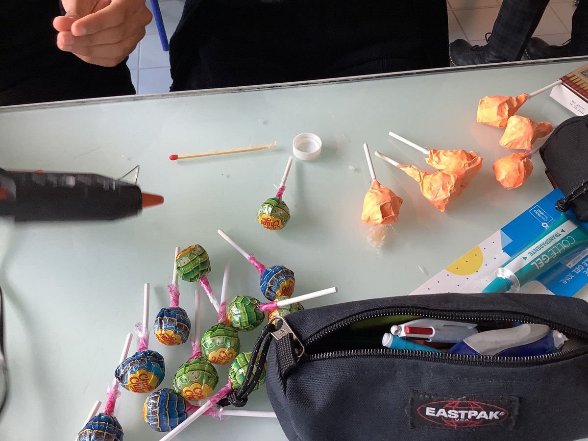 NLepouder's tweet photo. On révise la structure de l’ADN par sa modélisation. L’imagination des élèves pour les matériaux ! 😉
#SVT #SLLPND https://t.co/fixeUh7Cut