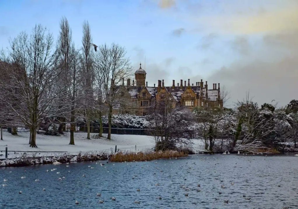 Irishpie1's tweet photo. Brownlow House sieht immer umwerfend aus, aber es im Schnee zu sehen, macht es noch schöner 😍
-------------
Brownlow House always looks stunning but seeing it in the snow just makes it even prettier 😍
#BrownlowHouse #lurgen #nordirlandblog #nordirlanderleben #northernireland https://t.co/X88AOVqLku