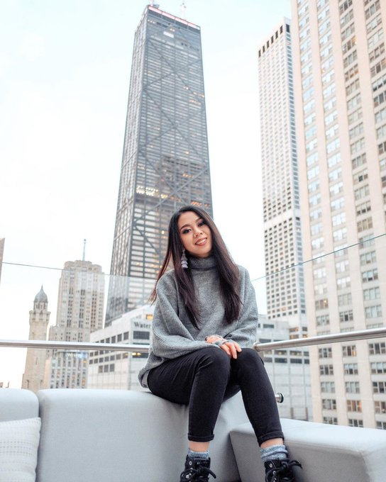 #heidiorrr checks out the view from s #zbarchicago. Follow her lead and check out The Windy City from our unique vantage point. ⁣