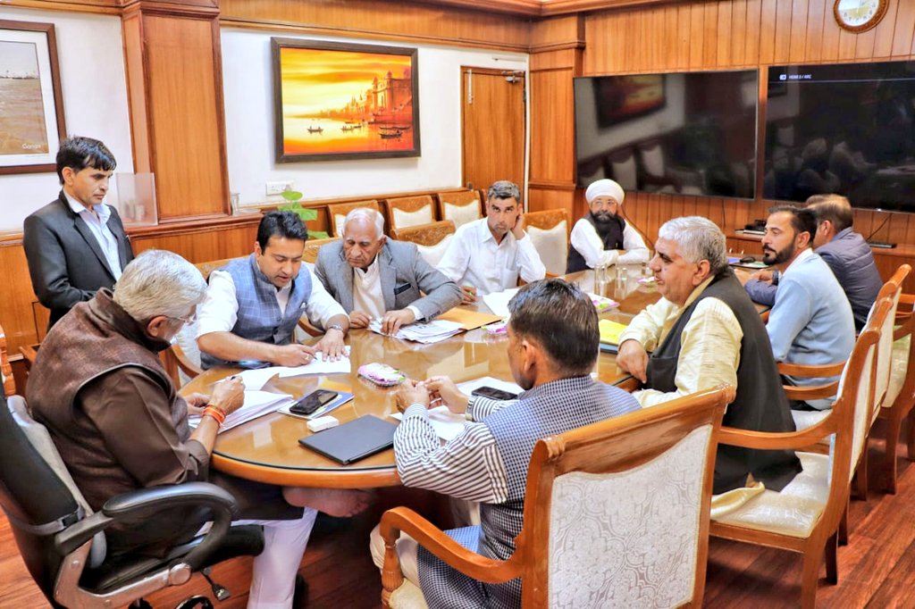 gssjodhpur's tweet photo. किसान भाइयों की समस्या दूर करने केंद्र सरकार नियमित सक्रिय रहती है।

आज हनुमानगढ़ जिले के नोहर फीडर और बरवाली नहरों का जल स्थानीय किसानों को उपलब्ध कराने के संदर्भ में चुरू के माननीय सांसद श्री @RahulKaswanMP जी के अनुरोध पर संबंधितों से बैठक की।

#Rajasthan https://t.co/Yf6FELOiht