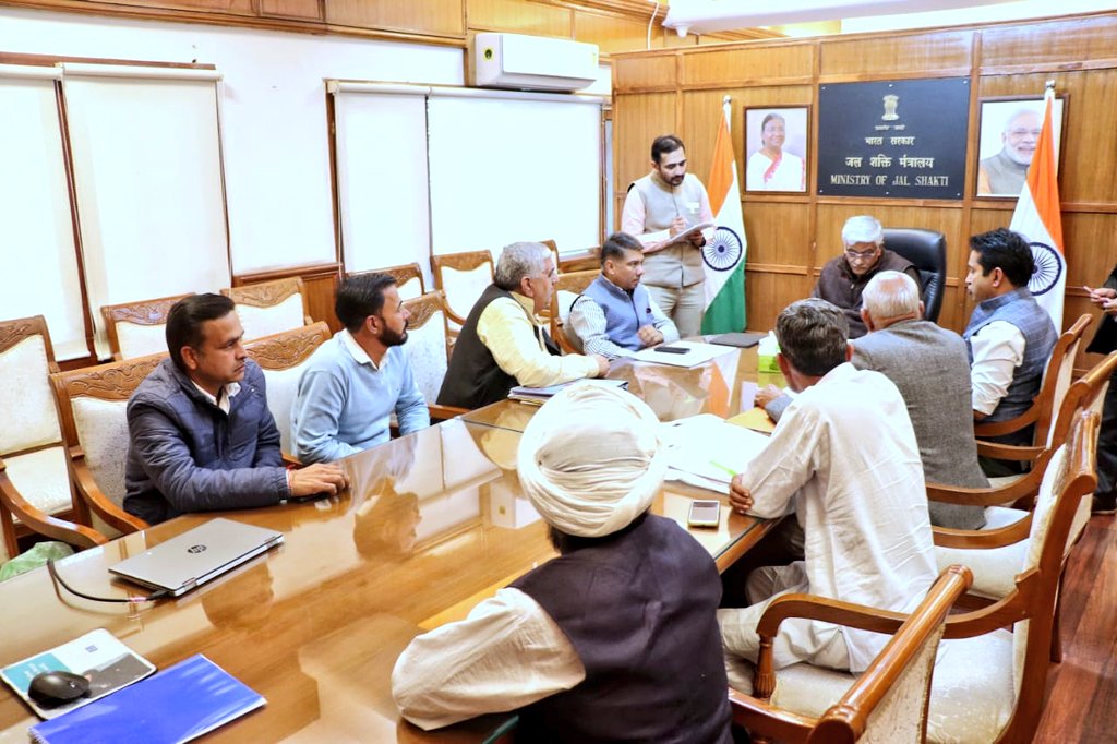 gssjodhpur's tweet photo. किसान भाइयों की समस्या दूर करने केंद्र सरकार नियमित सक्रिय रहती है।

आज हनुमानगढ़ जिले के नोहर फीडर और बरवाली नहरों का जल स्थानीय किसानों को उपलब्ध कराने के संदर्भ में चुरू के माननीय सांसद श्री @RahulKaswanMP जी के अनुरोध पर संबंधितों से बैठक की।

#Rajasthan https://t.co/Yf6FELOiht