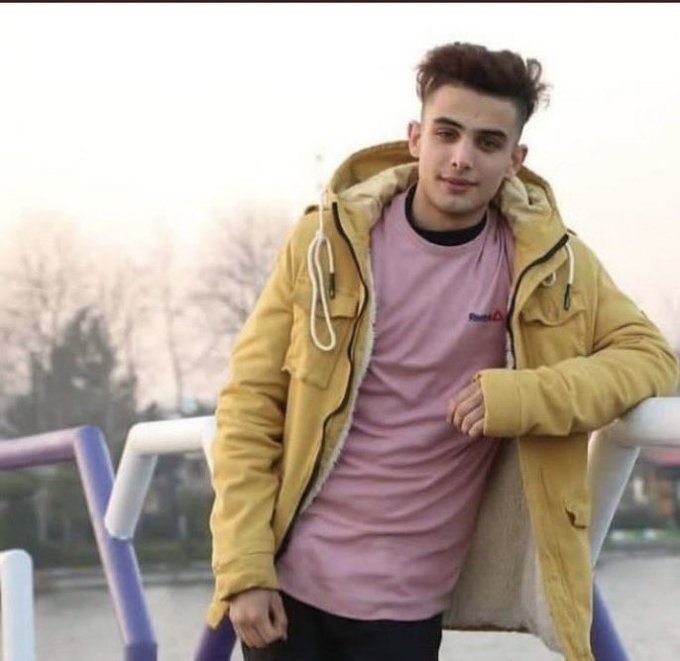 Dit is Ali Davari (19).
Hij wordt vastgehouden in de gevangenis v Lahijan sinds hij op 18 nov jl. werd ontvoerd.
Hij werd beschuldigd v "vijandschap tegen god", "corruptie op aarde" en "samenzwering".
De doodstraf lijkt ophanden.
Zijn leven is in groot gevaar.
Wees svp zijn stem.