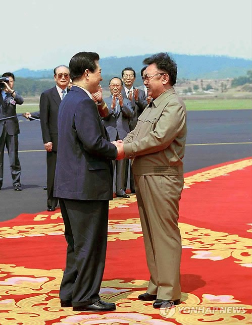 UB22_CoreaNord's tweet photo. A raíz de la Declaración de Berlín se iniciaron los contactos entre las dos Coreas. Meses más tarde se celebraría la primera Reunión Cumbre Intercoreana, entre nuestro líder Kim Jong Il y Kim Dae Jung, la cual tuvo como resultado la Declaración Conjunta de junio de 2000. https://t.co/dScTts9DVz