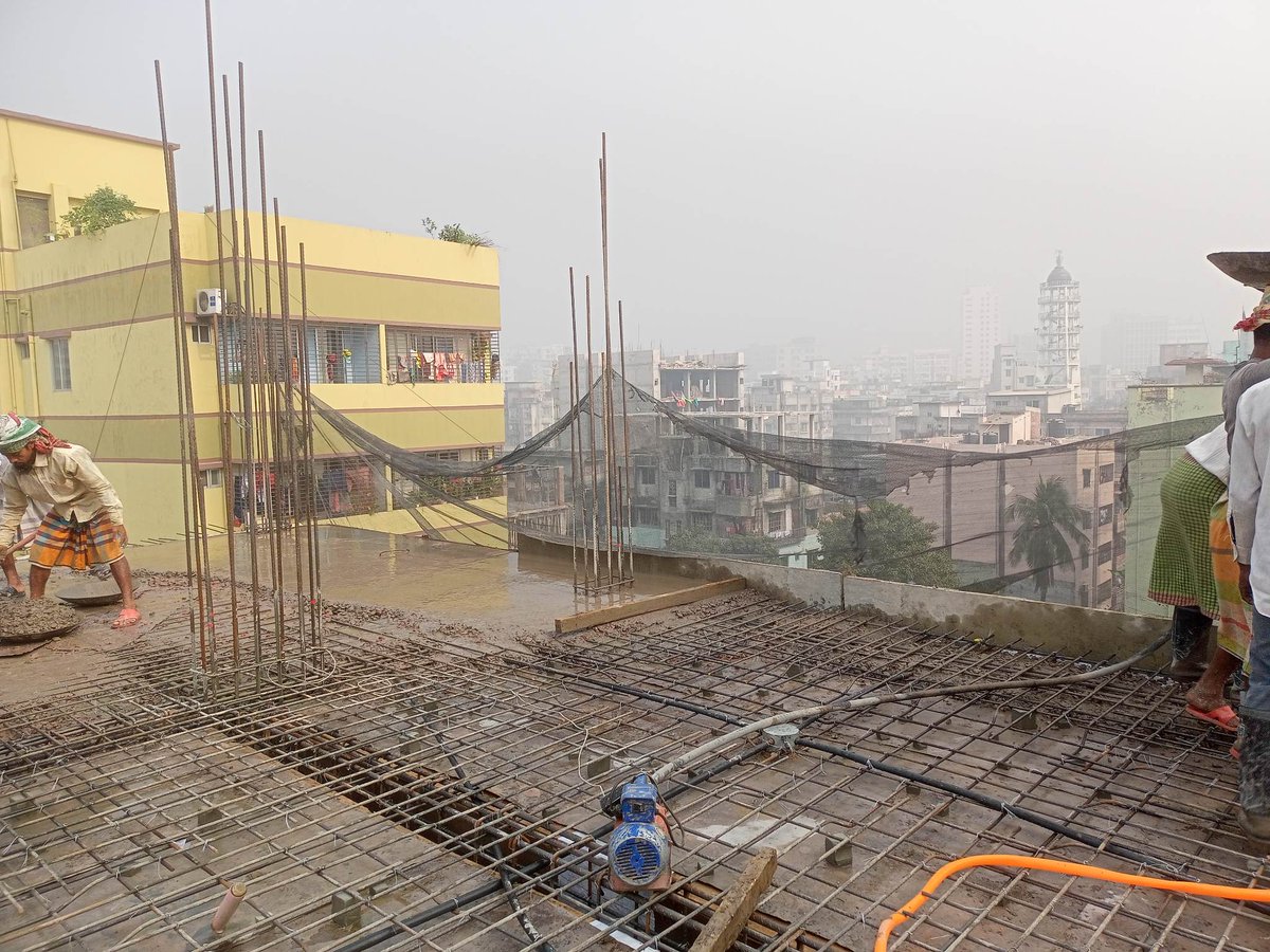ShawalGroup's tweet image. 5th Floor Roof Casting Done on DOLONCHAPA
@House: 40-7/B, Block- F, Jahori Mohollah, Mohammadpur, Dhaka.
Date: 15-12-2022
Amader Properties Ltd.
(A concern of Shawal Group)
Contact:
01966-609-131
01966-609-120

#tajmahalRoadFlat #JahoriMoholla #FlatBooking #OngoingFlat