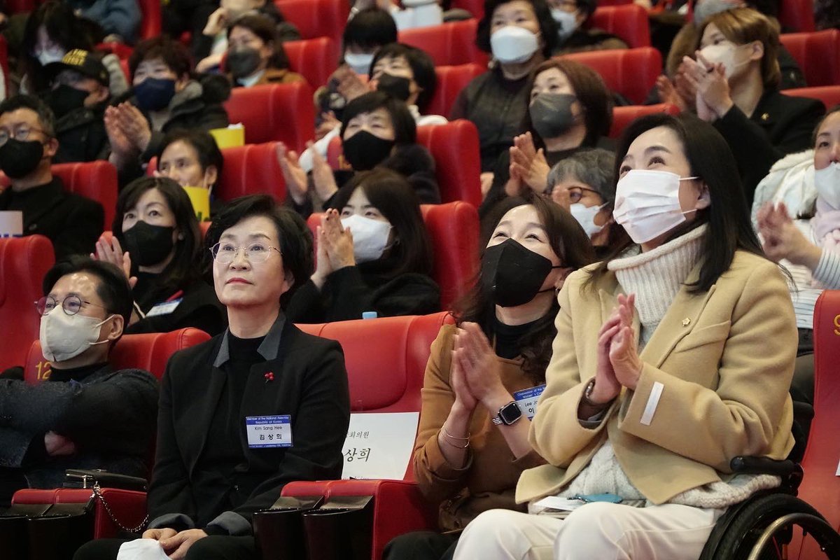 [이재정의원실]
각국의 주한 대사와 그 배우자분, 관계자분들, 또 우리 더불어민주당 여성당원동지들과 <이제, 여성리더십> 행사를 가졌습니다. DMZ를 가로지르며 수많은 어려움에도 불구하고, 끝없이 평화와 종전을 외치는 여성의 연대 Crossings를 함께 감상하며 우리가 피워내야 할