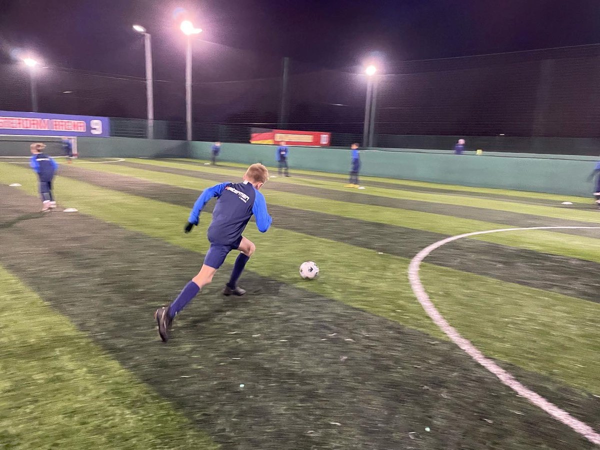 WokinghamDPSFA's tweet photo. Good intensity and endeavour at last night World Cup battle of the boys session, with the pink team coming out on top 9-7. Thank you to @goalsreading for accommodating us at short notice.
#tickingover #stillcantfeelmytoes #coldweathertraining https://t.co/WVDNSzldhN