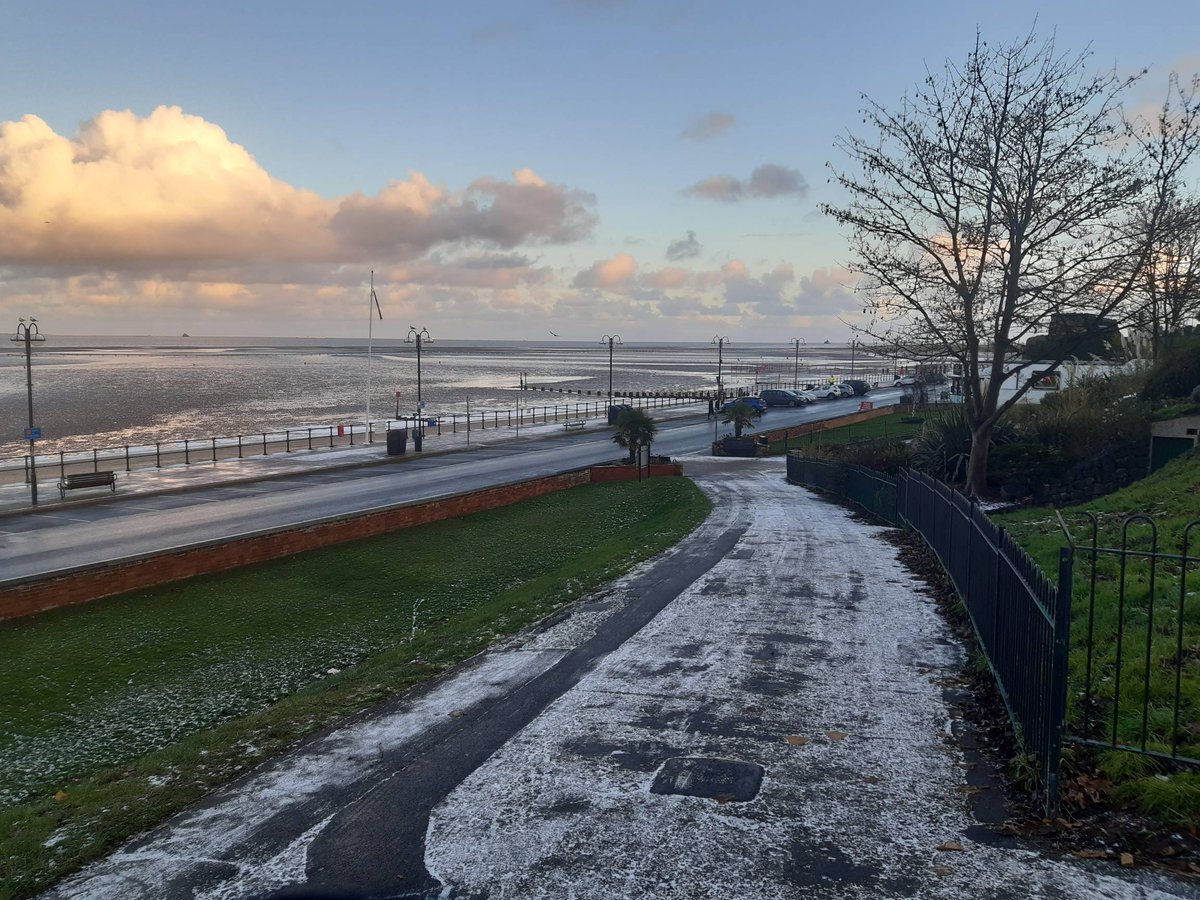 HumberbeatNEL's tweet photo. Cleethorpes Police Team patrolling our seafront and Pier Gardens this afternoon &amp; evening, we will be continuing our presence &amp; patrols all evening #Cleethorpes  #humbersidepolice #northeastlincs #cleebeach  #itschilly #saferstreets https://t.co/jUpFD6BAUC