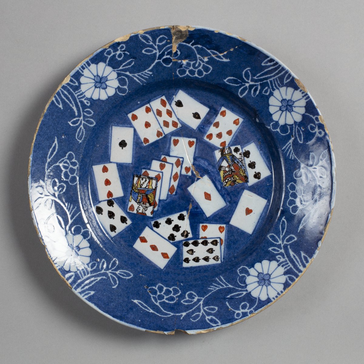 @bristolmuseum Good luck with these activities! Here an early English #delftware charger with #tulip, 1640, 38cm. C.EvD. #rijksmuseum #tulips #pottery #potter #Londondelft #goldenage #maiolica #faience #tinglaze #antiquedelft #ceramics #antiqueceramics.