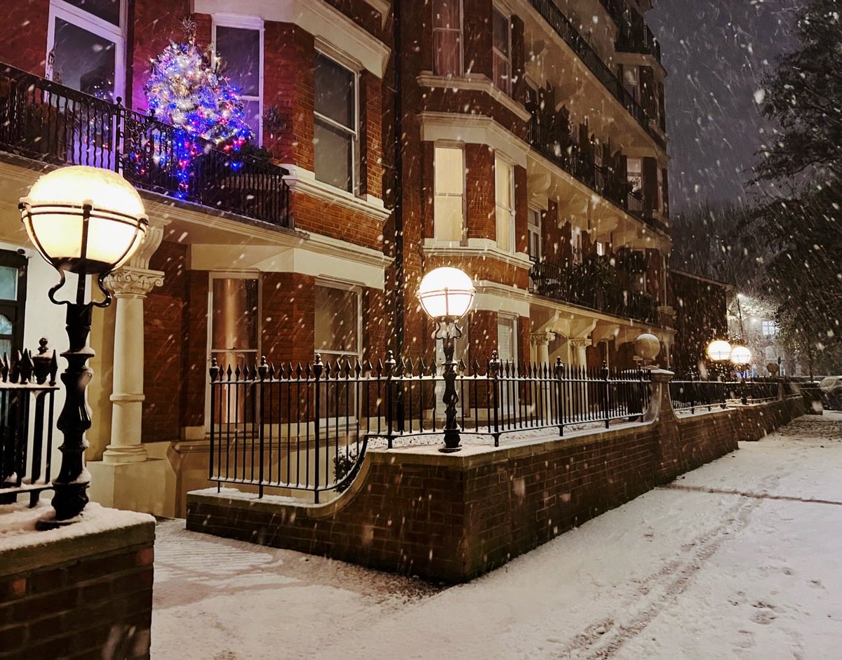 #LondonSnow is the best! It began Sunday night, I looked out the window, no snow, started watching a movie and in the middle, checked again, now with a full blanket of snow. Went out for almost two hours and it was great!