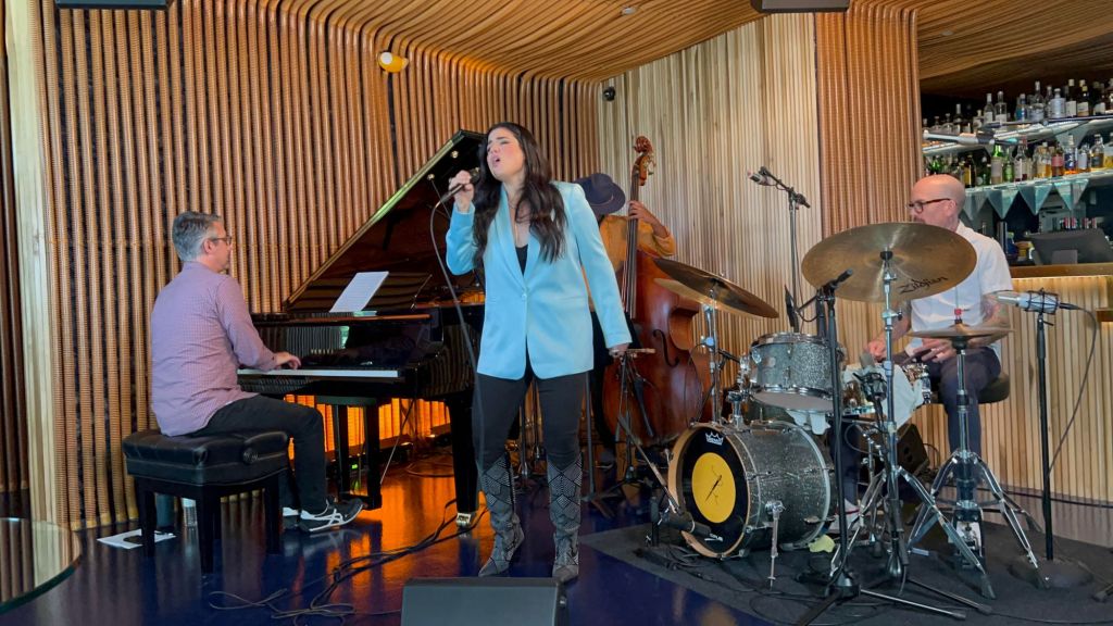 Video Premiere: Jesse Palter’s ‘Hold My Hand’ bit.ly/3V62fkJ