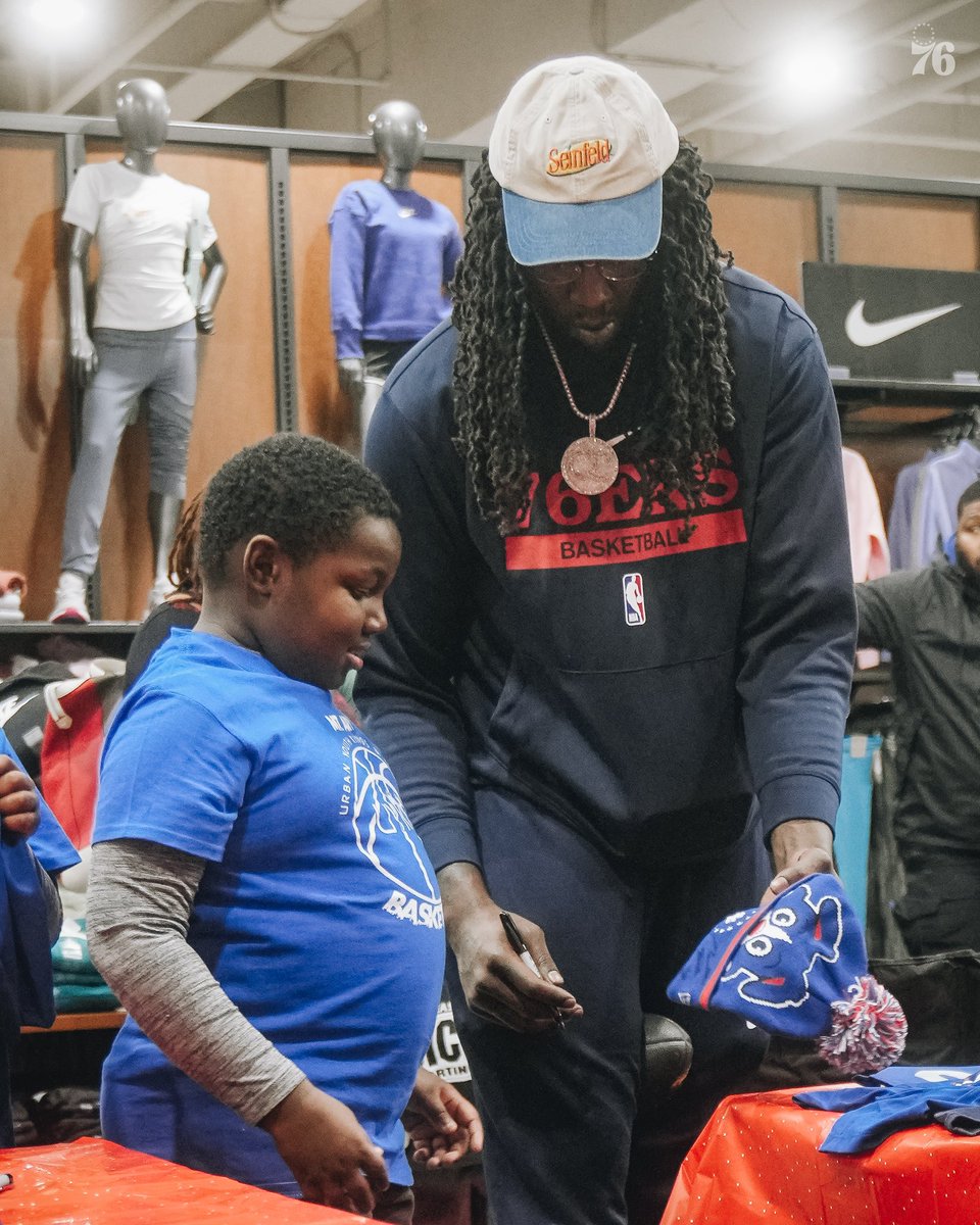 shopping spree with @MONSTATREZZ? say less. 💙❤️

#SeasonOfGiving