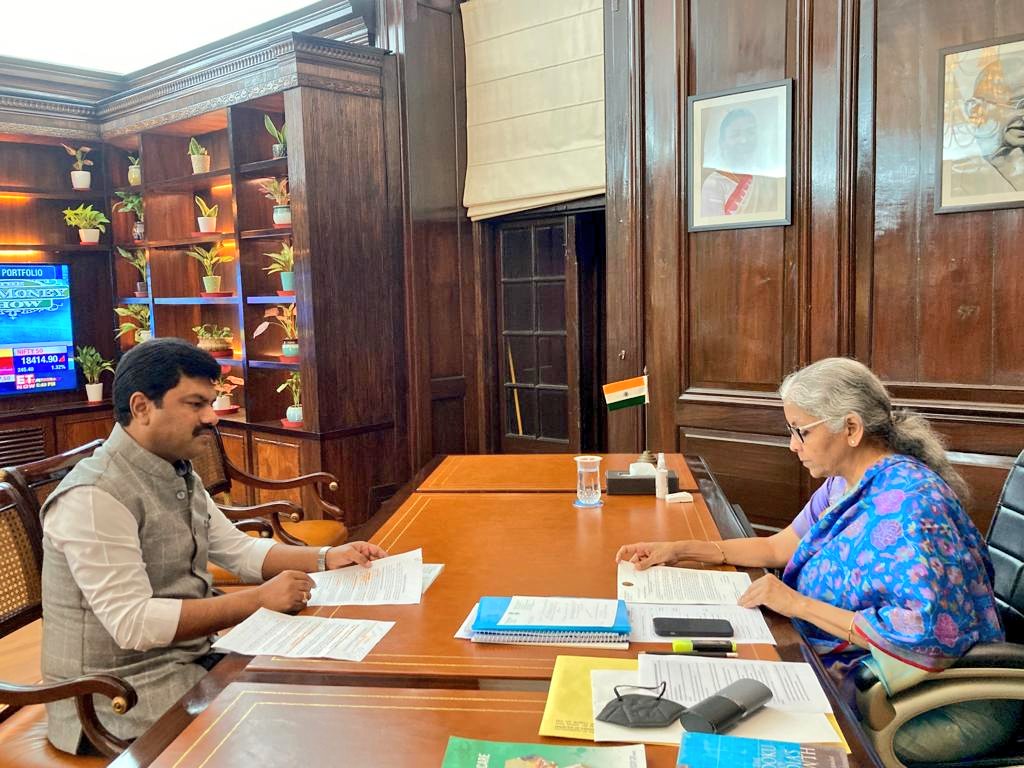 BYRBJP's tweet photo. Met Hon'ble @FinMinIndia Smt. @nsitharaman ji in her Parliament office today. Requested for revival of VISL unit through SAIL and develop the economy of the Shivamogga. @nsitharamanoffc @BSBommai @BSYBJP @BJP4India https://t.co/aIpvpqztzM