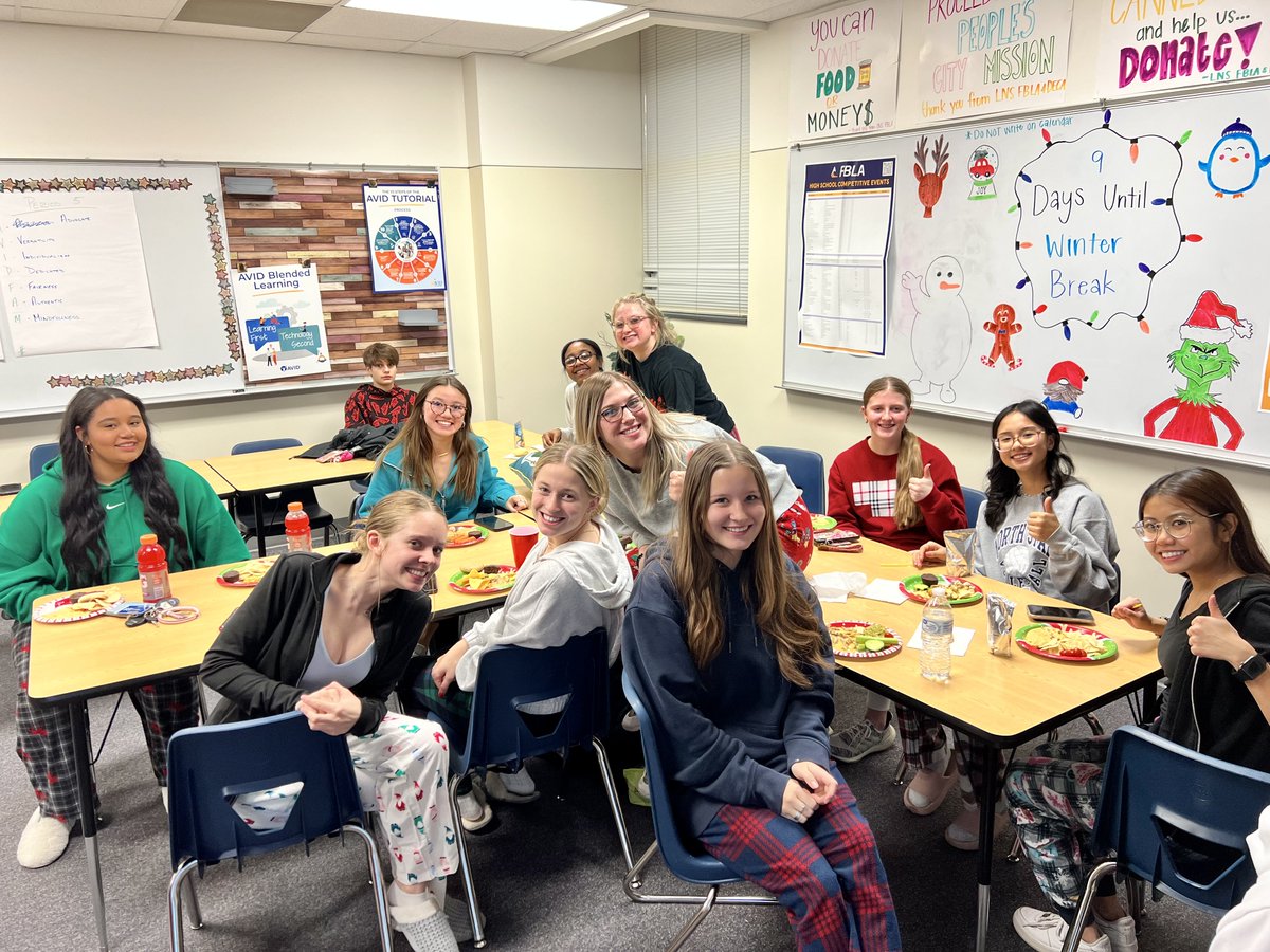 LNS_FBLA's tweet photo. Had a blast last night celebrating the end of the semester! Another successful Winter Party. Have a wonderful break Gators and best of luck on your Finals!! #GoGators https://t.co/2m2LPR3Jdf