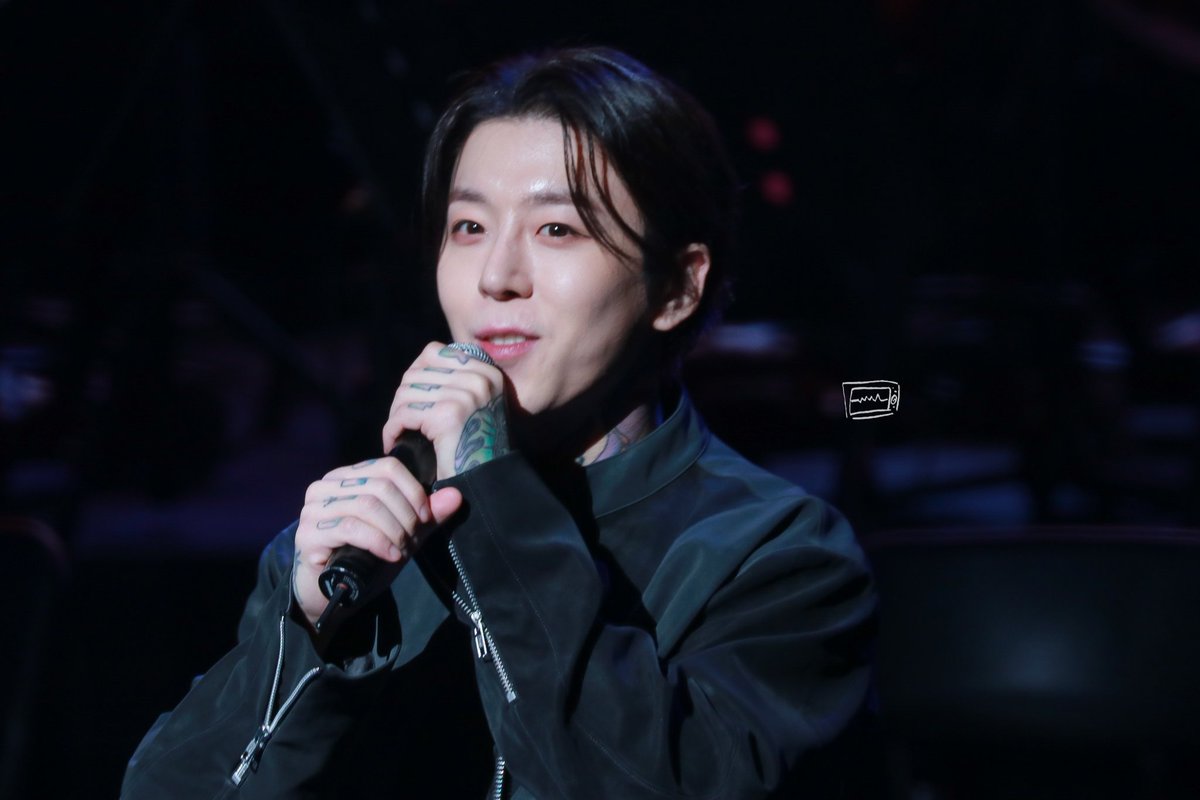 wooZico_TV's tweet photo. 221214 해병대 정기연주회  태일

마이크를 두손으로 잡을 일이야? 귀엽게..

#블락비 #태일 https://t.co/TBPRVDdacE