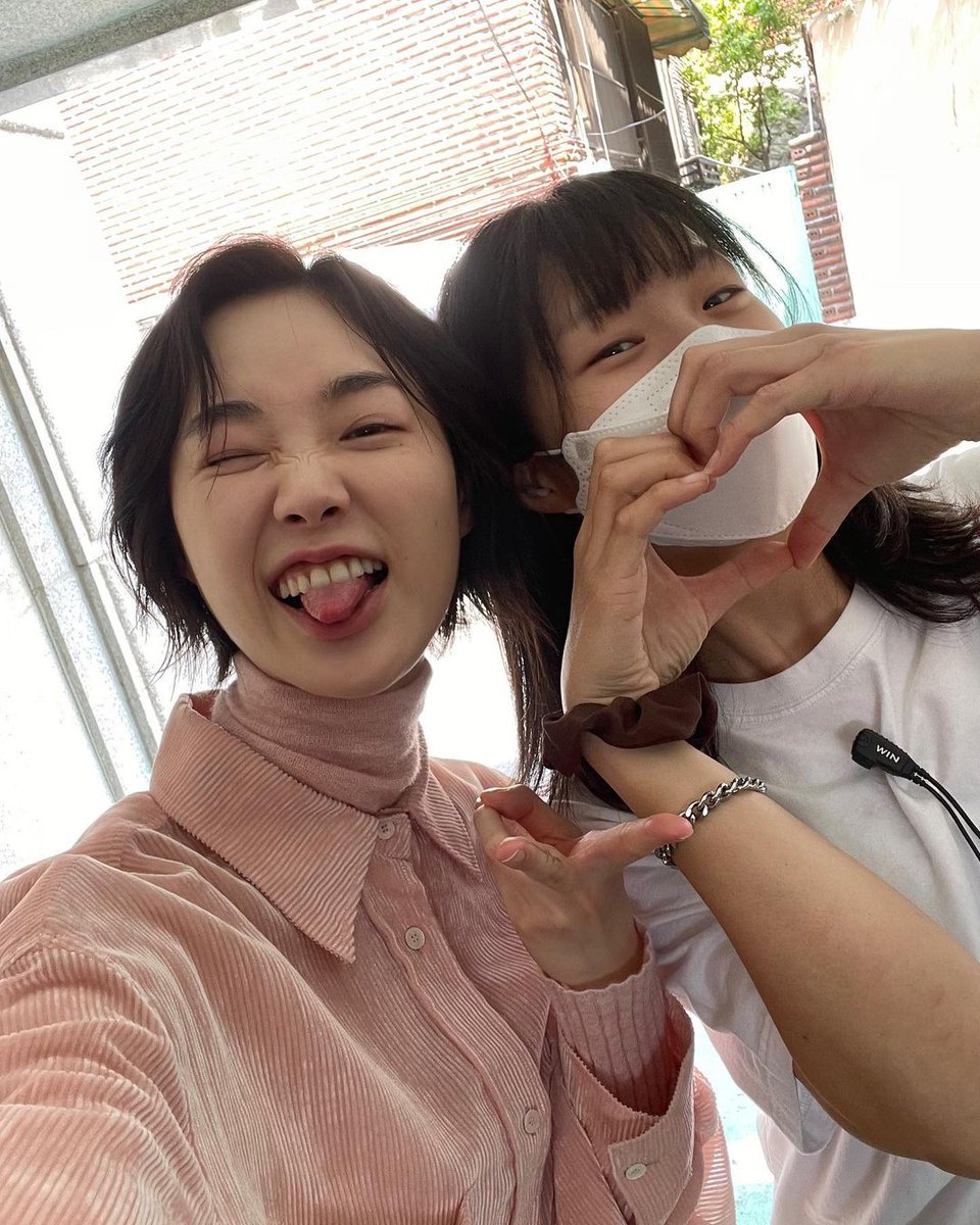 ssullyyoon's tweet photo. So, it this how gen z pose for selca? https://t.co/NG4rDr3GlK