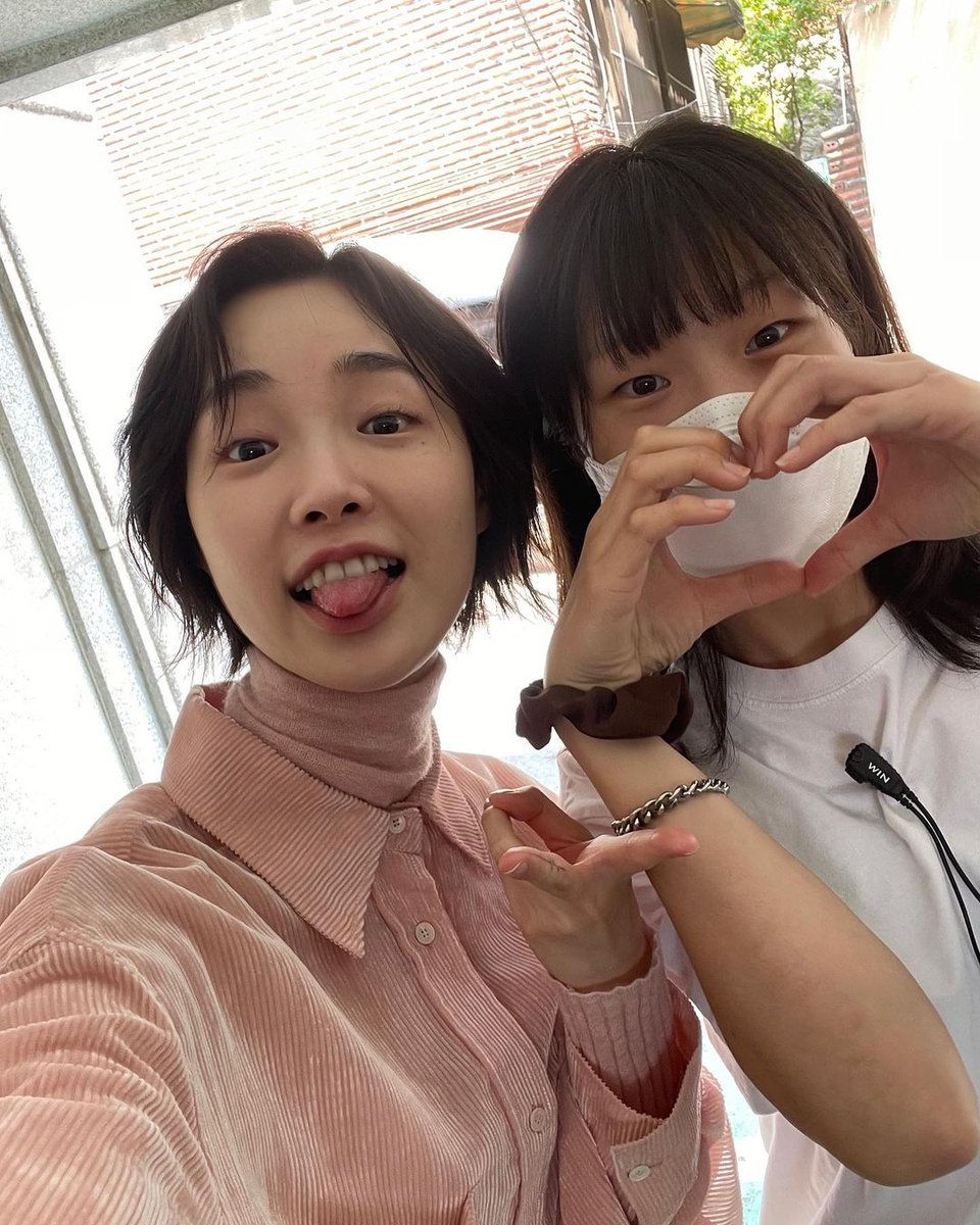 ssullyyoon's tweet photo. So, it this how gen z pose for selca? https://t.co/NG4rDr3GlK