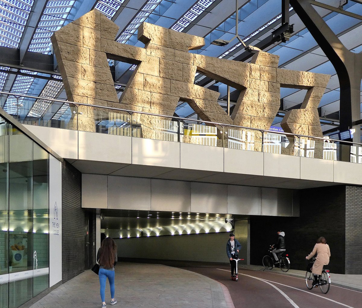 Kunst op donderdag - 'De speculaasjes' zijn abstracte kunstwerken die op Rotterdam Centraal te vinden zijn. Ze zijn in 1957 ontworpen door J.H. Baas voor het oude stationsgebouw. #spoorbeeldig #kunstopstations #kunstindeopenbareruimte spoorbeeld.nl/databank/de-sp…