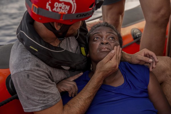 openarms_fund's tweet photo. Hace 4 años, Josepha decidió dejar atrás su país, Camerún, y una realidad hecha de violencia machista y pobreza. Cruzó el desierto, fue engañada por traficantes y finalmente la barcaza en la que intentaba huir de #Libia fue destruida por las milicias financiadas por la #UE. https://t.co/OoICsmeN5T