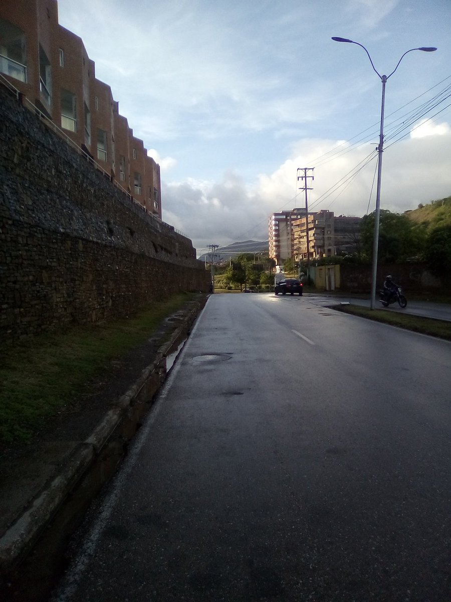 Informa2ve's tweet photo. #Ahora Usuarios y residentes de Altos de los Ángel reportan caída de fase. Sólo 01 fase activa.Atcn:@CorpoelecNuevaE #Fallaa #Pampatar https://t.co/AJtYnJ3jRb