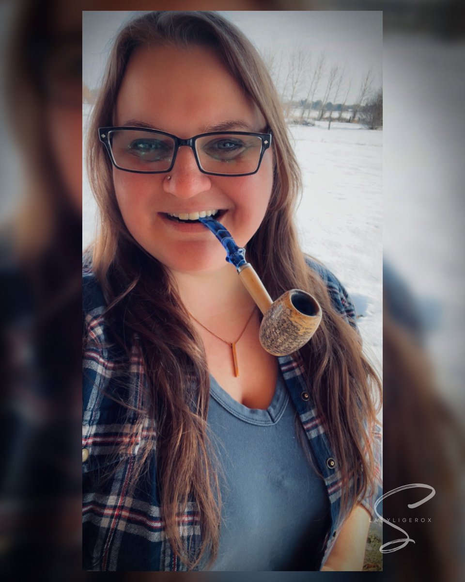 ladyligerox's tweet photo. Happy #TampItThursday!! Y’all already know how damn much I love this pipe. And you can already guess what it’s packed with (hint: favorite combo). So let’s talk about what you’re smoking today!!

Have a great Little Friday, y’all!!

#botl #sotl #pnw #tobaccopipes #sunbear https://t.co/yqPlkbzWPK