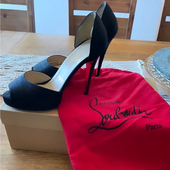 ConsciousCie's tweet photo. So good I had to share! Check out all the items I'm loving on @Poshmarkapp #poshmark #fashion #style #shopmycloset #morganco #christianlouboutin: https://t.co/ynArPNTh2G https://t.co/i2ZEvVgzpf