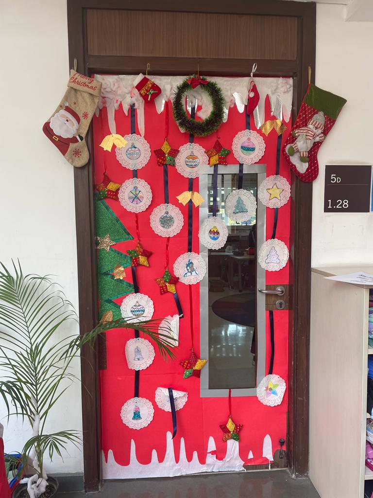 Year5_TBS's tweet photo. Year 5 corridor is all decked up for the celebration tomorrow!
#lastdayofschool #winterbreak #MerryChristmas2022 #ks2 

@TBS_Delhi https://t.co/FgzmGqXnjN